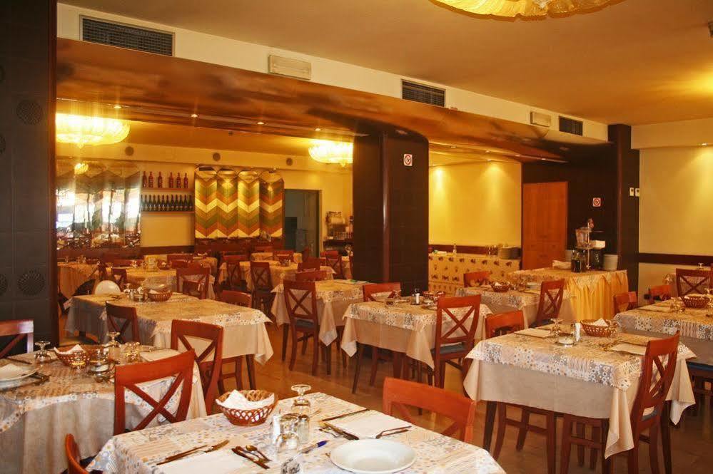 Hotel Saint Tropez Riccione Exterior foto
